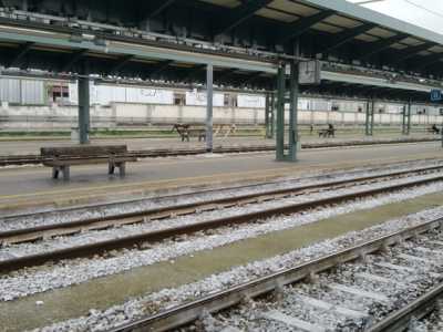 Alcune delle panchine della Stazione Centrale di Bari